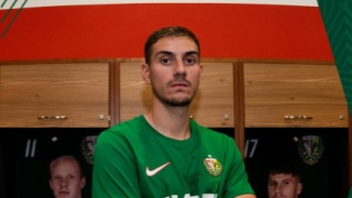 Националът на България Алекс Петков ще продължи кариерата си в