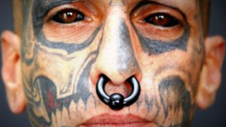 Мъж си татуира очите (СНИМКИ)