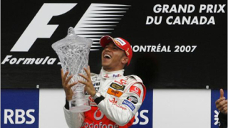 Първа победа за новака Хамилтън в лудо състезание