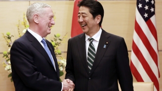 САЩ стои 100% рамо до рамо с Япония, увери шефът на Пентагона