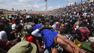 Двама загинали и над 160 ранени на държавното погребение на кенийския опозиционен лидер Райла Одинга