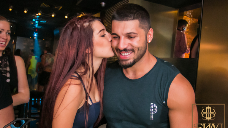 Фенка се нахвърли на Фики Стораро