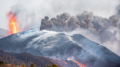 Вулкан изригна на Камчатка, обявен е червен код за авиацията