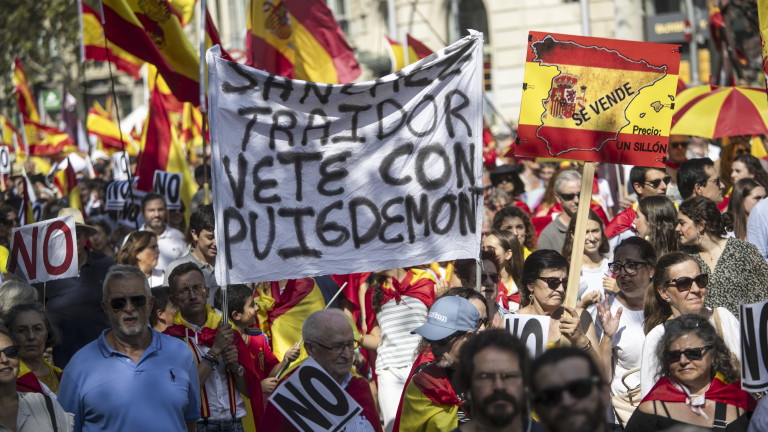 Демонстранти се обявиха в неделя на митинг в Барселона, Североизточна Испания,