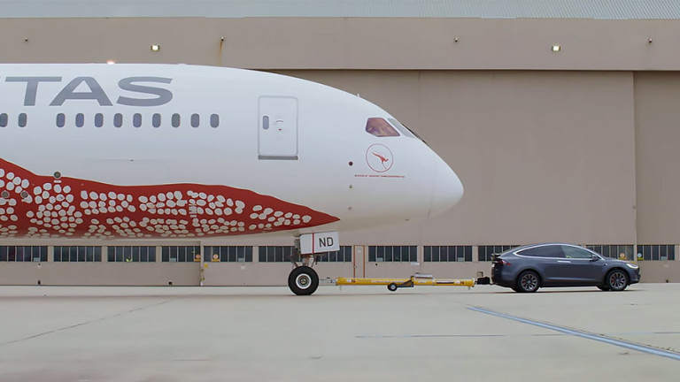 Tesla Model X тегли 126-тонен Boeing (ВИДЕО)