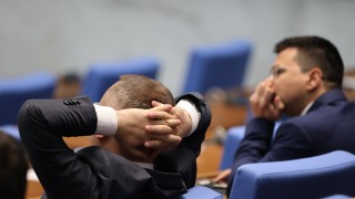 Депутатите се спънаха в първия си работен ден за седмицата