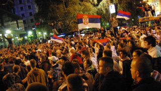 Хиляди сърби празнуваха по улиците 