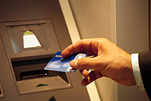 Разследват двама за „източване” на банкомати