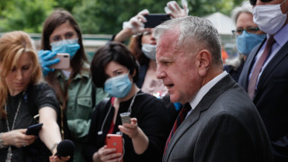 Посланикът на САЩ в Русия призова да спрат да копаят яма в отношенията си