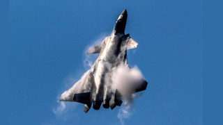 Китай демонстрира своя стелт изтребител J-20
