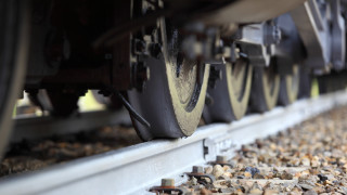 Локомотив удари композицията на пътнически влак на гара Карнобат съобщава