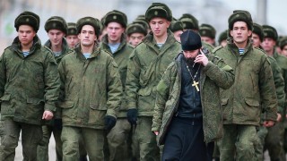 Руските военни планират да обучават православни свещеници да управляват военни