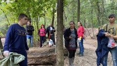 Министър Карамфилова се включи в почистването на Ловния парк в София