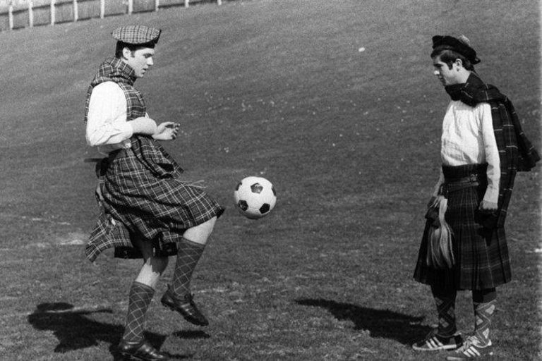  Франц Бекенбауер и Герд Мюлер упражняват преди мача против Шотландия за международните квалификации през 1969 година. 