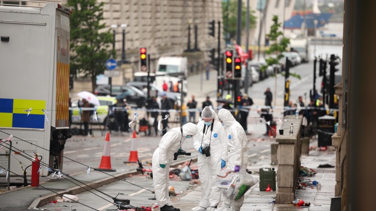 Шофьорът, врязал се в тълпа на парада на Ливърпул, с още 24 обвинения