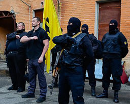 Доброволци подсилват укранския батальон "Азов" в бовете на изток