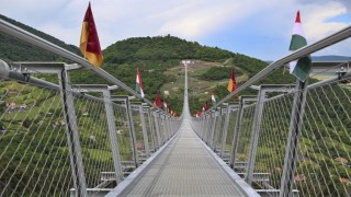 Най дългият пешеходен висящ мост в света наречен Мост на