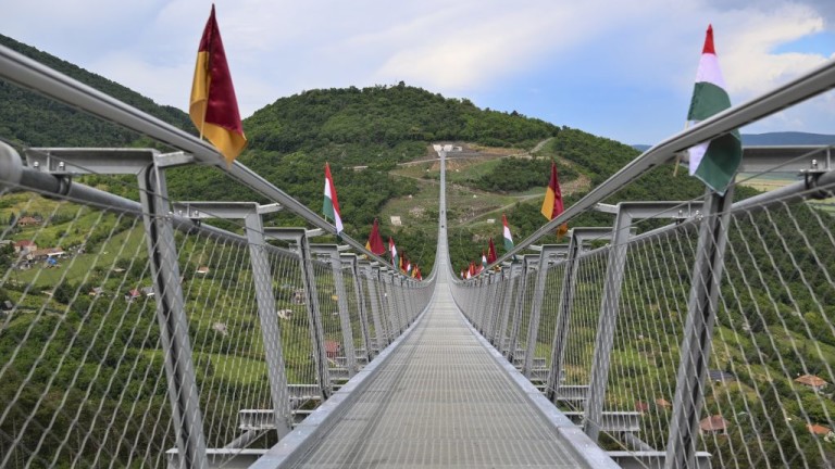 Най-дългият пешеходен висящ мост в света, наречен Мост на националното