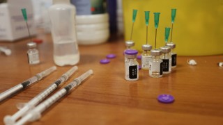 Пратка от 2 5 милиона дози руска противогрипна ваксина пристигна в