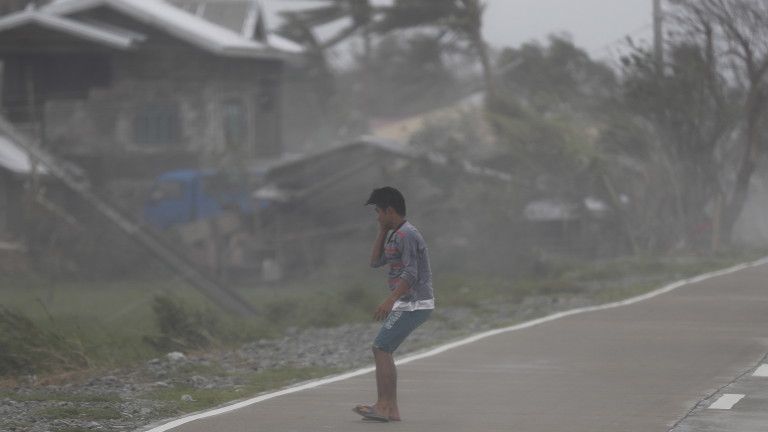 Най-малко 25 са жертвите на мощния тайфун Мангхут, който причини
