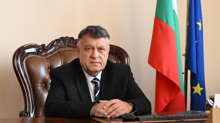 Просветният министър към учениците: Бъдете любопитни, опитвайте и не се страхувайте да грешите