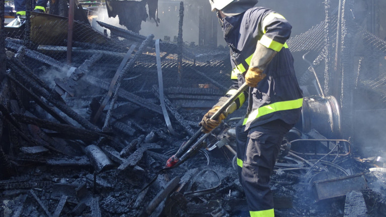 Силен пожар е възникнал в Благоевград, съобщи БГНЕС. Пожарът е
