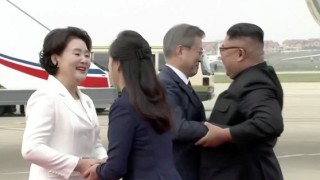 Южнокорейският президент Мун Дже ин кацна в Пхенян Той беше посрещнат