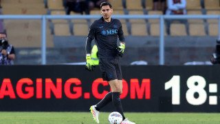 Вратарят на Наполи Алекс Мерет подписа нов договор съобщиха