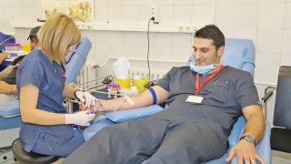 Лекари и футболисти дариха кръв във ВМА в Световния ден на кръводарителя