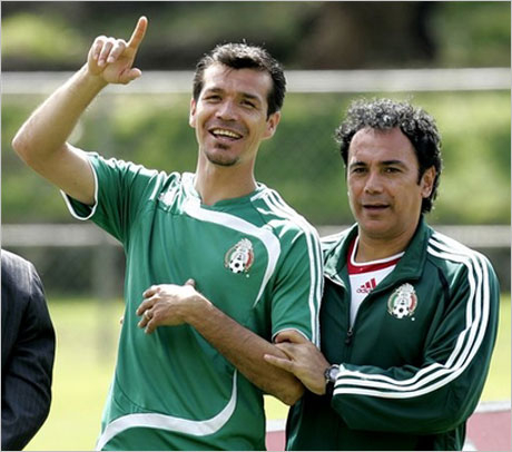 Уго Санчес дебютира със загуба начело на Мексико