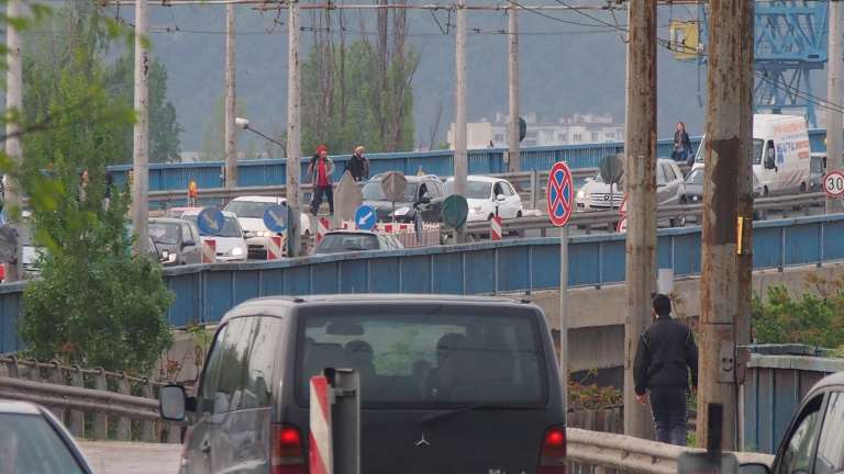 Движението по Аспаруховия мост във Варна е само в едната лента 