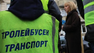 Шофьори от столичния градски транспорт с жълти жилетки пред Столична община