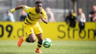 Камерунският нападател Юсуфа Мукоко стана най младият играч вкарвал гол в