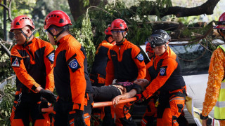 Най малко 90 души са загинали и десетки са изчезнали след тропическа
