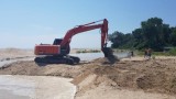Багери копаят река Вит за материал за АМ "Хемус"