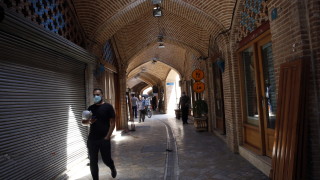 Иран налага едноседмична блокада в Техеран заради скок на коронавирус
