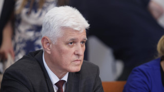 Американските самолети цистерни няма да пристигнат днес на летище Безмер