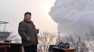 Севернокорейският лидер Ким Чен Ун във вторник инспектира военна сателитна