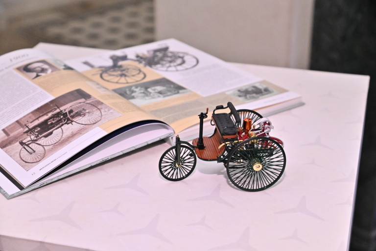 Модел на първия бензинов автомобил, произведен от Карл Бенц