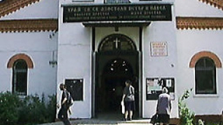 Арестуваха двама за обири на църкви