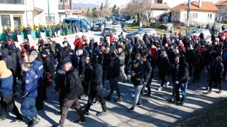 Феновете на ЦСКА се събраха около стадиона в Бистрица, има засилено полицейско присъствие (СНИМКИ)