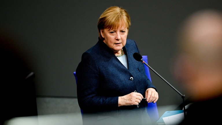 Канцлерът Ангела Меркел изглеждаше странно, когато този месец молеше германците