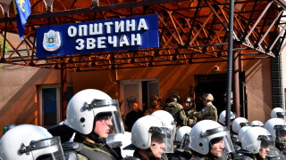 Войници от мироопазващите сили на НАТО формираха кордони за сигурност