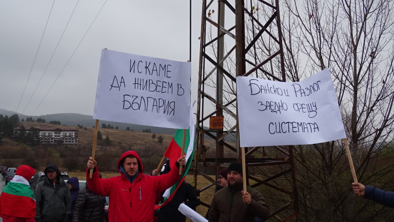 Единадесет задържани при неделните протести в страната