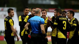 Общо 30 хиляди лева ще получат футболистите на Ботев Пловдив за