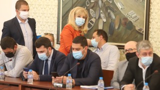 Повече от два часа продължиха споровете във временната комисия на