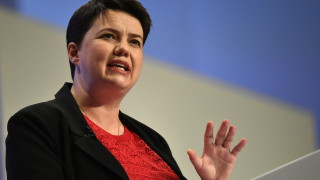 Лидерът на Шотландската консервативна партия Рут Дейвидсън обяви че подава