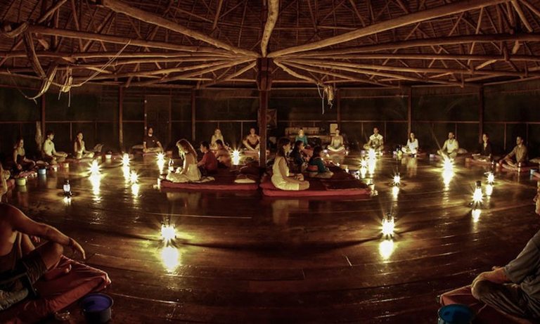 Церемониите се провеждат нощем и задължително се водят от обучен шаман.