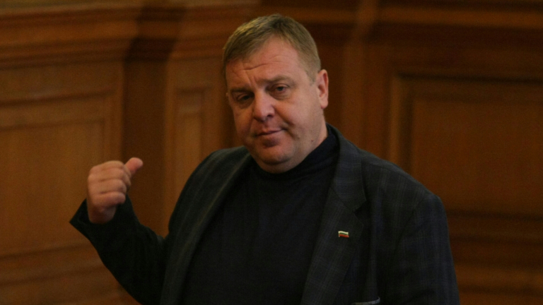 Каракачанов плаши с оставка, ако не приемат концепцията му за циганите