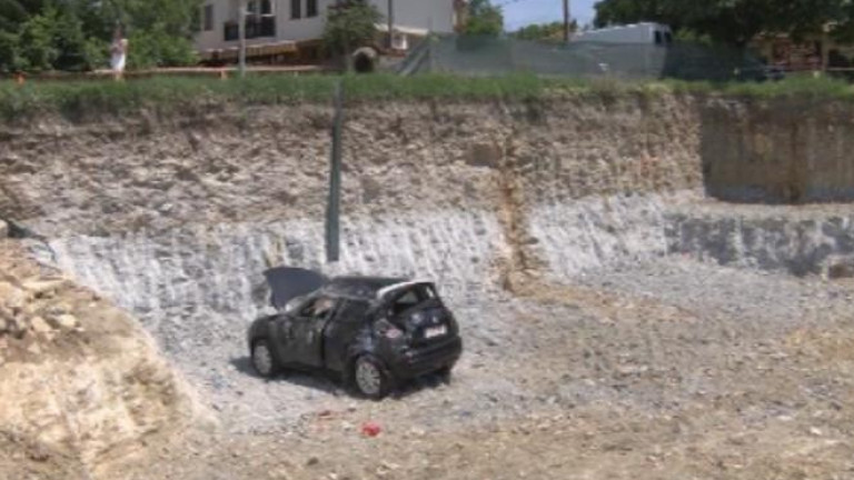 Кола с румънски туристи падна в 6-метров изкоп в Арбанаси
